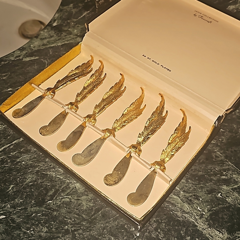 MCM gold Feather spreader shmeer